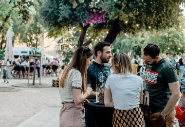 Bir grup arkadaş parkta açık hava barında içki içiyorlar.