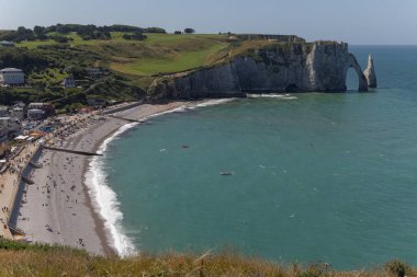 Fransa 'nın Etretat kentindeki su kenarındaki güzel dağların hava manzarası.