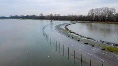 Hollanda 'nın Limburg ilindeki sel basmış bir yolun hava görüntüsü