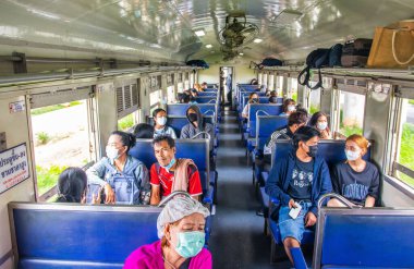 İnsanlar ve bir kondüktör Thailan 'da bir tren vagonunda