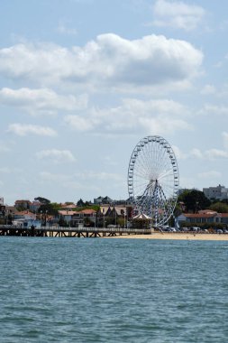 Fransa 'nın Arcachon kasabasında bir dönme dolap dikey.