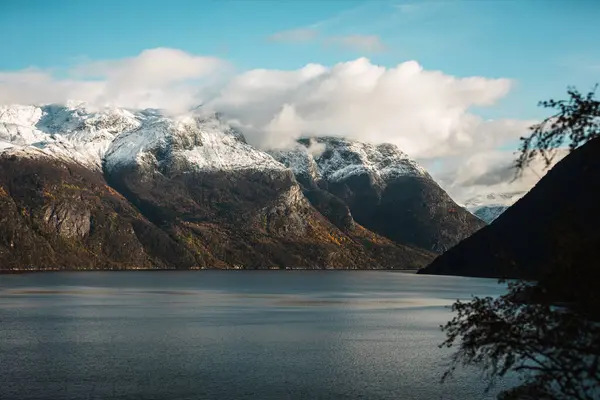 Die Schöne Landschaft Mit Bergen Und See — Stockfoto