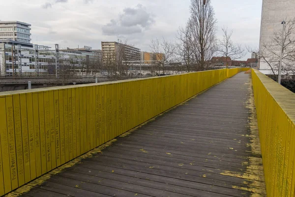 Gångväg Med Gula Ledstänger Som Förbinder Norra Och Mellersta Rotterdam — Stockfoto