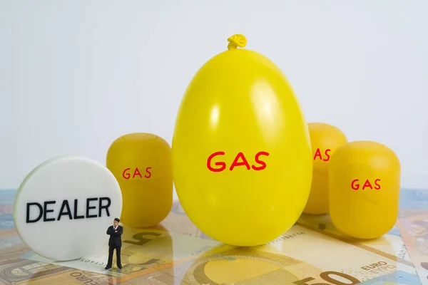 Hombre Negocios Trata Gas Tanques Fondo Billetes Cubren Suelo —  Fotos de Stock