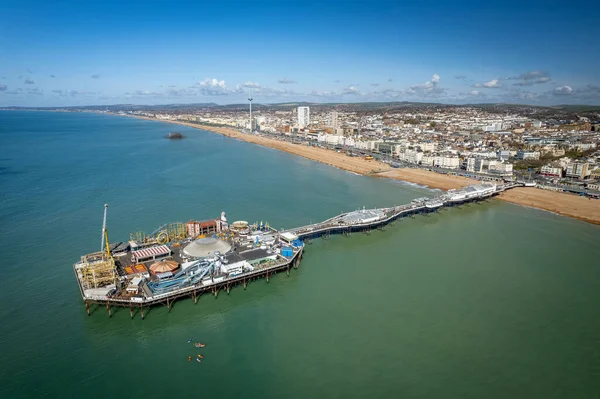 Brighton Batı İskelesi ve Brighton şehrinin güzel bir görüntüsü.