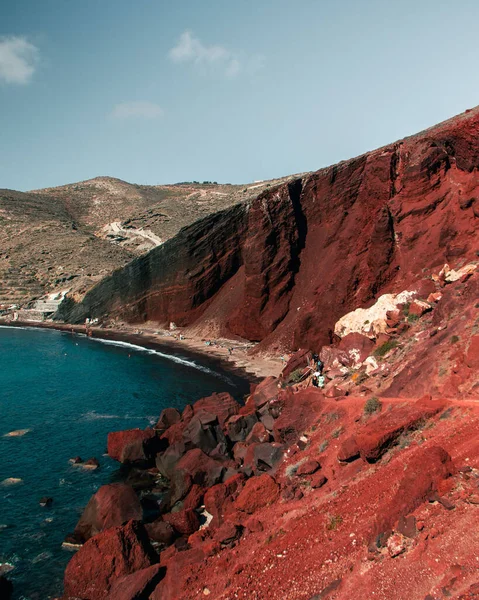 Gorgeous Vertical Shot Red Beach Santorini Greece Dark Blue Sea — Stock Photo, Image