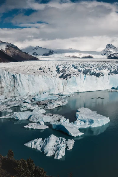 Disparo Vertical Icebergs Glaciares Agua Cerca Montañas Nevadas Calafate Argentina — Foto de Stock