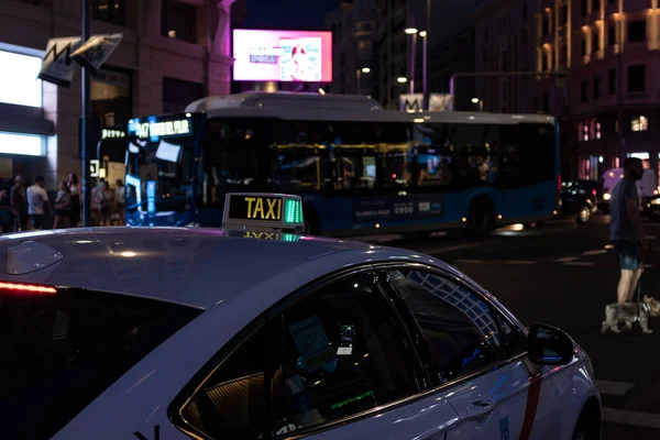 マドリードの中心部で夜に白いタクシーのクローズアップショット — ストック写真