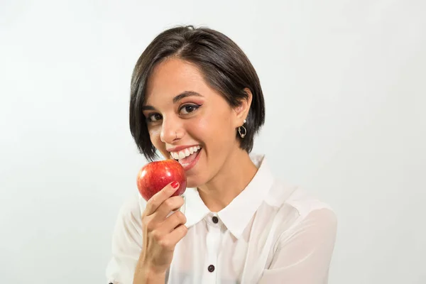 Primer Plano Una Joven Latinoamericana Comiendo Una Manzana Sobre Fondo — Foto de Stock