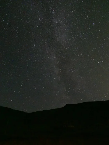 Una Silueta Una Cordillera Bajo Una Oscura Noche Estrellada Islandia —  Fotos de Stock