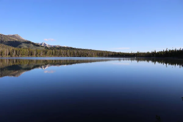 Malebný Pohled Zelené Stromy Hory Odrážející Hladině Jezera Idaho Usa — Stock fotografie