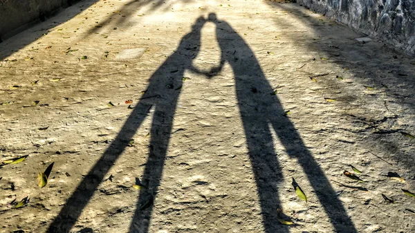 Vacker Silhouette Skott Ett Kyssande Par Som Reflekterar Gatugolvet — Stockfoto