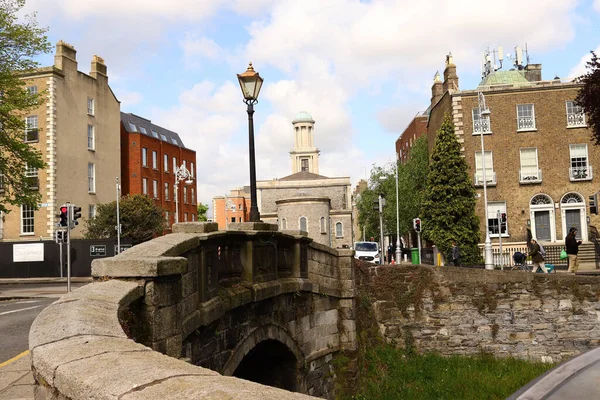 Puente Piedra Sobre Gran Canal Dublín Irlanda Con Pepper Canister —  Fotos de Stock