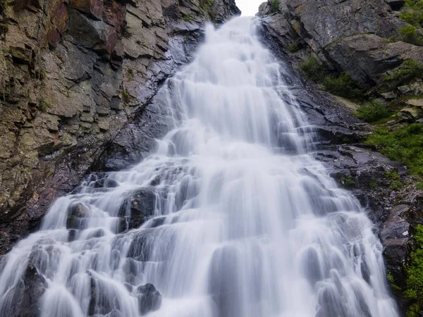 美丽的瀑布景观瀑布长期曝光镜头 — 图库照片