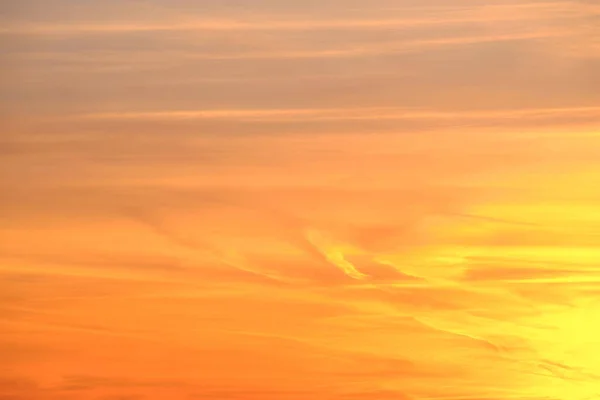 Ein Dramatischer Himmel Mit Wolken Während Des Sonnenuntergangs — Stockfoto