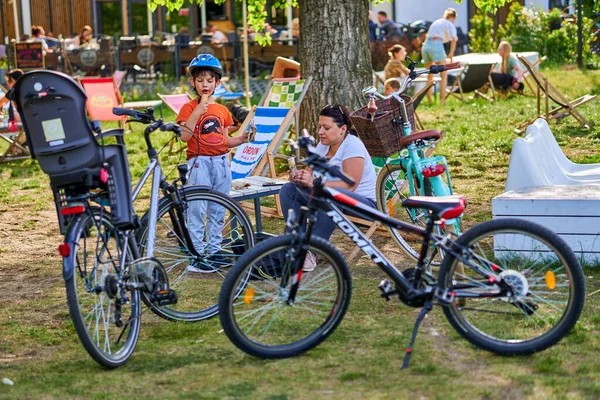 Kvinna Och Barn Med Cyklar Äter Glass Park Solig Dag — Stockfoto