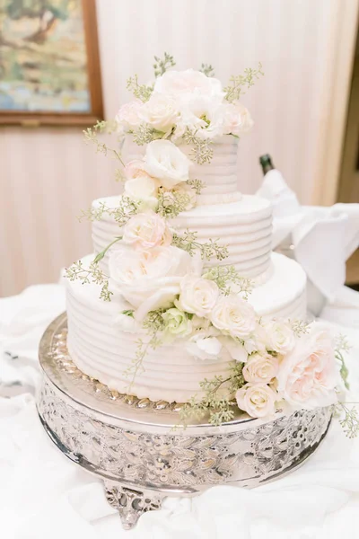 Eine Selektive Fokusaufnahme Einer Atemberaubenden Weißen Hochzeitstorte Mit Blumen Auf — Stockfoto