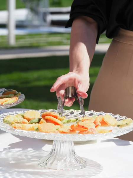 Vegetarisk Fest Med Människor Vackert Konserverat Vitt Buffébord Med Mat — Stockfoto