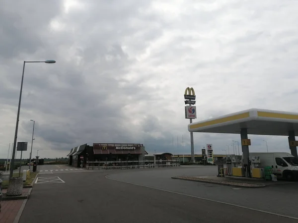 Stacja Benzynowa Restauracja Mcdonalds Pochmurny — Zdjęcie stockowe