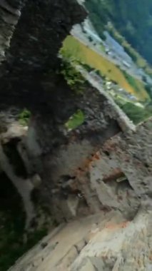 Bir şato kulesinin içine dalış yapan hızlı bir dron.