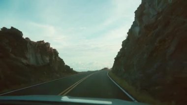 Maui, Hawaii 'deki Haleakala Dağı' nda araba sürüyorum. Arabanın camından vurulmuş..