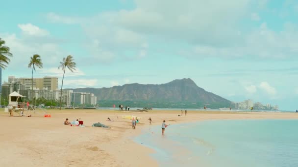 Kilátás Strand Honolulu Hawaii Diamond Head State Park Háttérben — Stock videók