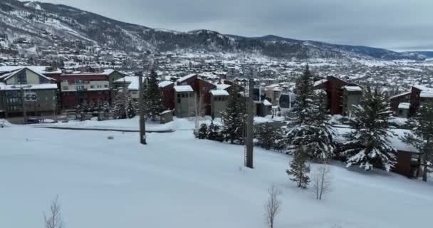 Una Vista Mozzafiato Volo Uccello Del Villaggio Innevato Con Montagne — Video Stock