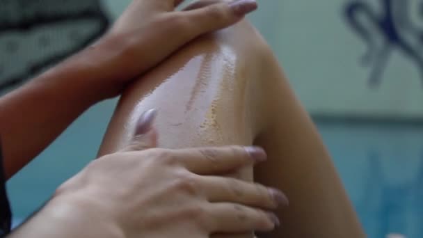 Frau Befeuchtet Und Massiert Die Haut Ihrer Beine — Stockvideo