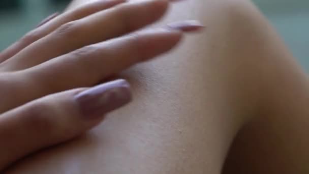 Femme Hydratant Massant Peau Ses Jambes — Video