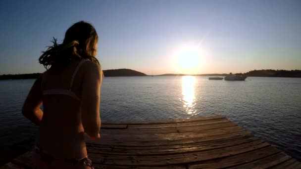 Samice Skákající Mořské Vody Mola Během Západu Slunce — Stock video