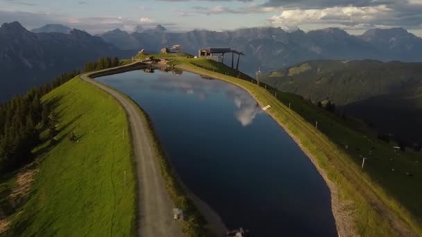 Bellissimo Drone Aereo Filmato Delle Verdi Alpi Del Lago Leogang — Video Stock