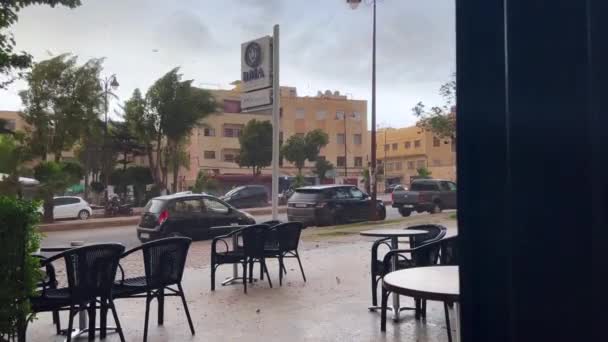 Vista Della Strada Dalla Terrazza Una Caffetteria Durante Una Giornata — Video Stock