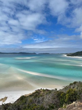 Güzel bulutlu bir gökyüzünün altında Whitehaven sahilinin manzarası.
