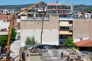 İnşaat işçileri inşaat halindeki bir binada çalışırken