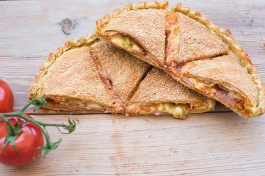 Geleneksel turta, ahşapla kaplanmış pizza.