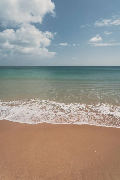 Kumsalda Köpüklü Yumuşak Okyanus Dalgaları — Stok fotoğraf