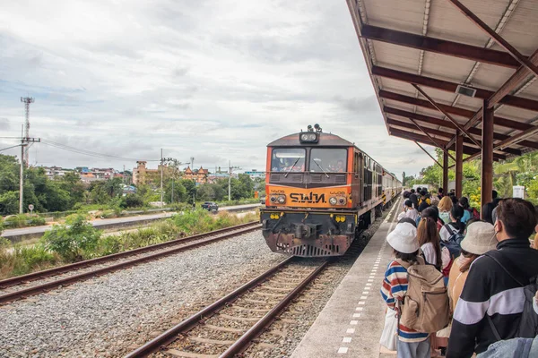 Gente Espera Una Plataforma Pattaya Tren Entrante Con Destino Bangkok —  Fotos de Stock