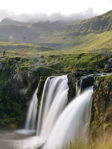 Vertical Waterfall Flowing Green Mountain Iceland Sunny Day Shot Long — Stock Photo, Image