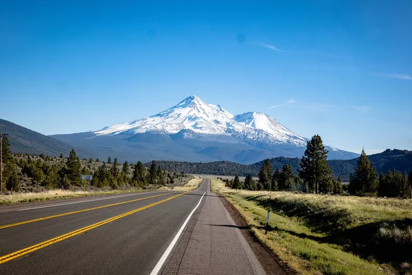 Beautiful Road Leading Snowy Mountain Peak Sunny Day — Stock Photo, Image