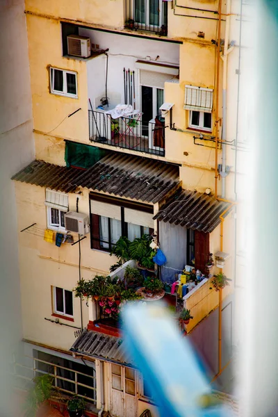 西班牙一幢有窗户和阳台的旧住宅的窗户上的一个垂直镜头 — 图库照片