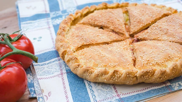 Pokryta Pizzą Kneaded Aromatycznym Masłem Mąką Ciasto Francuskie Obejmuje Cały — Zdjęcie stockowe