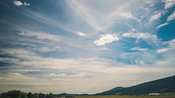 Hipnotizante Lapso Tiempo Nubes Sobre Paisaje Montañas — Vídeo de stock