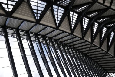 Lyon Saint Exupery Havaalanı 'nın tepesinden iç tasarımın düşük açılı bir görüntüsü.