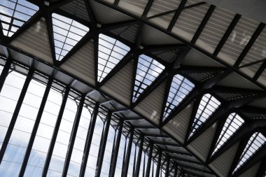 Modern bir binanın tepesinden iç tasarımın düşük açılı bir görüntüsü.