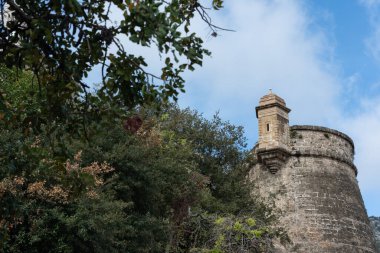 Monako Ville 'deki bir kalenin alçak açılı görüntüsü.
