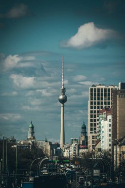 Berlin, Almanya 'da bulutlu bir gökyüzü olan binaların dikey görüntüsü