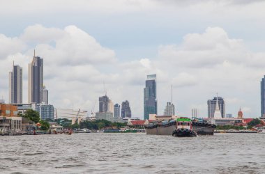 Tayland 'ın güneydoğu Asya bölgesindeki Chao Phraya Nehri' nde kargo gemisi olan bir römorkör.