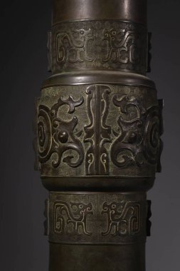 Masadaki güzel bir heykelin yakın çekimi.