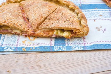 Geleneksel turta, ahşapla kaplanmış pizza.