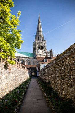 İngiltere 'de yaz başında Chichester Katedrali' ne giden yol